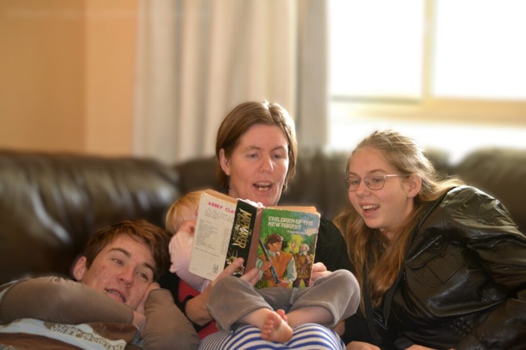 Image of Erin from Wattle Gum Homeschool reading to her children