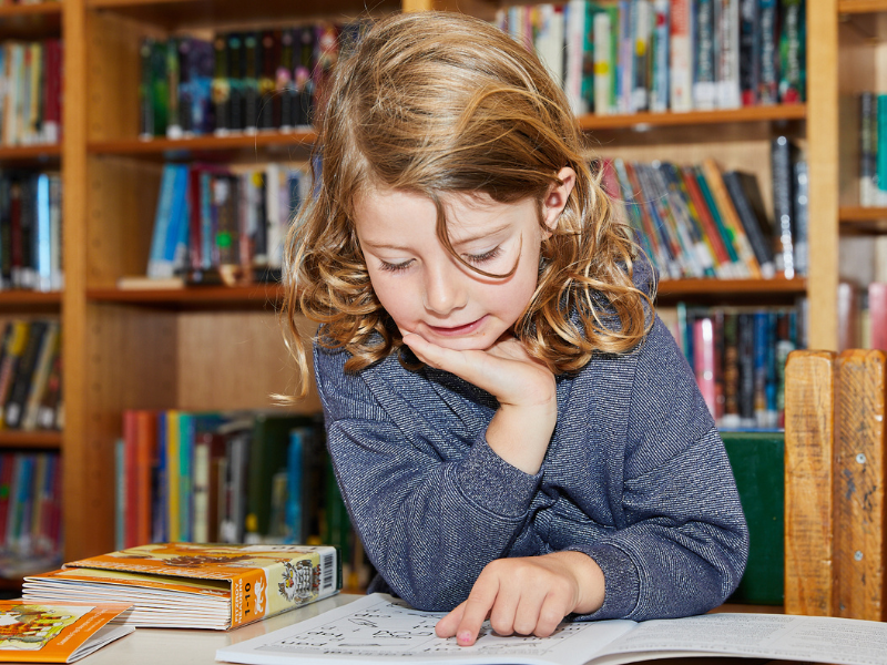 Young homeschool child learning to read with the Fitzroy Reading Program